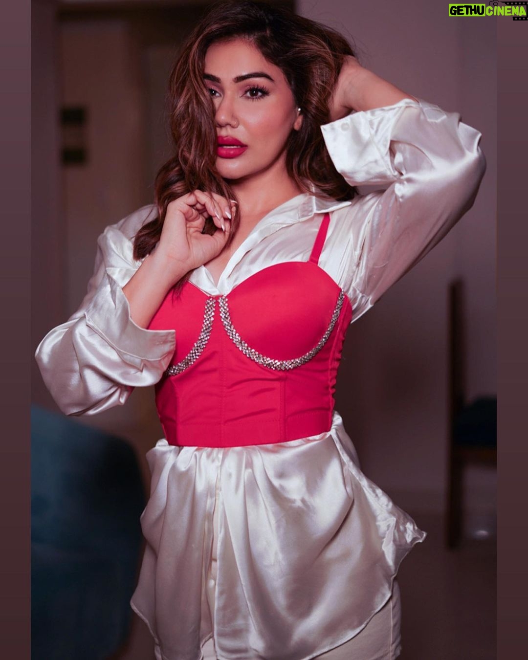 Kangna Sharma Instagram - “ Exit on your own damn TERMS😉🔥