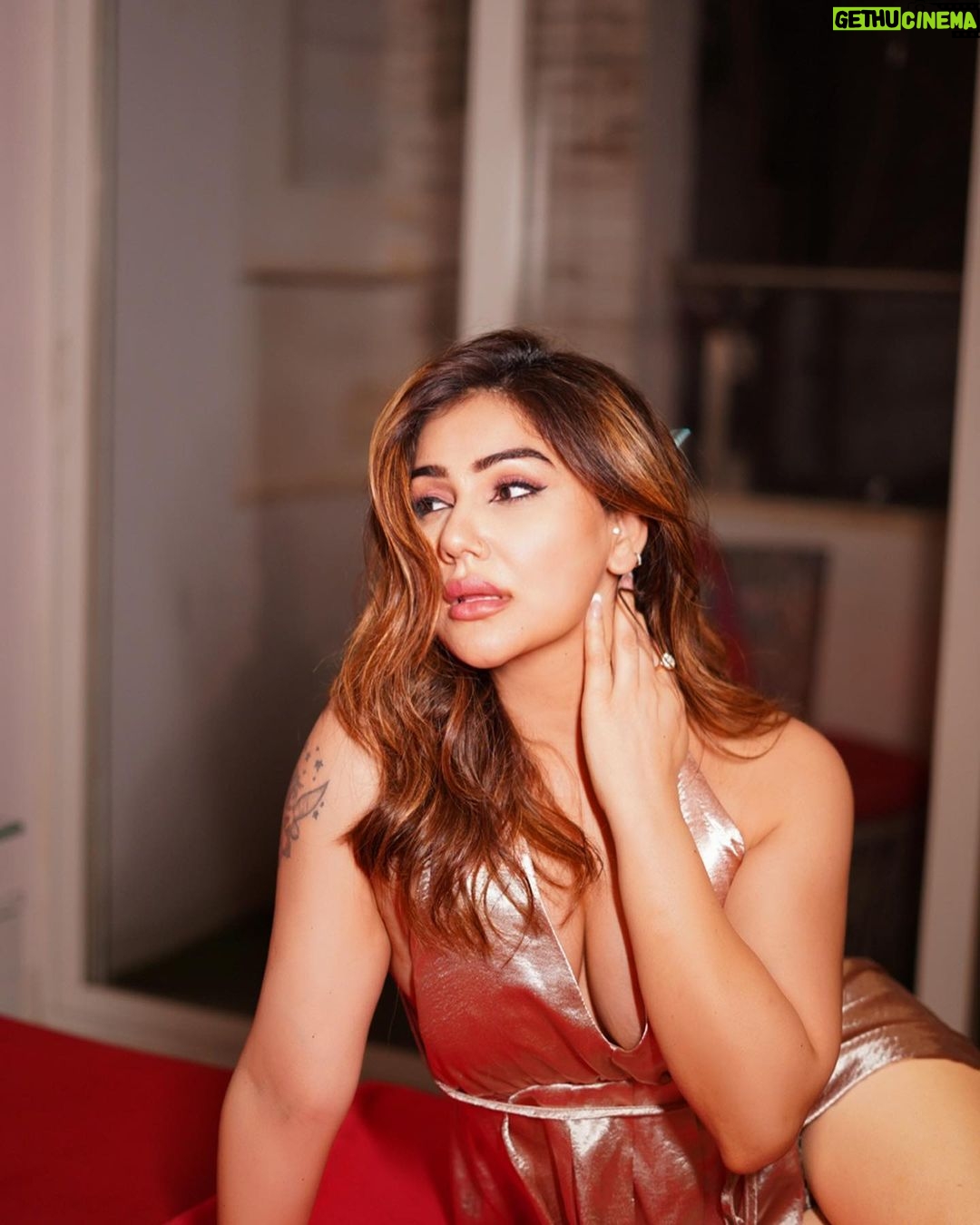 Kangna Sharma Instagram - “Golden hour calls for a golden Dress”😉 Mua - @makeup_asfaque
