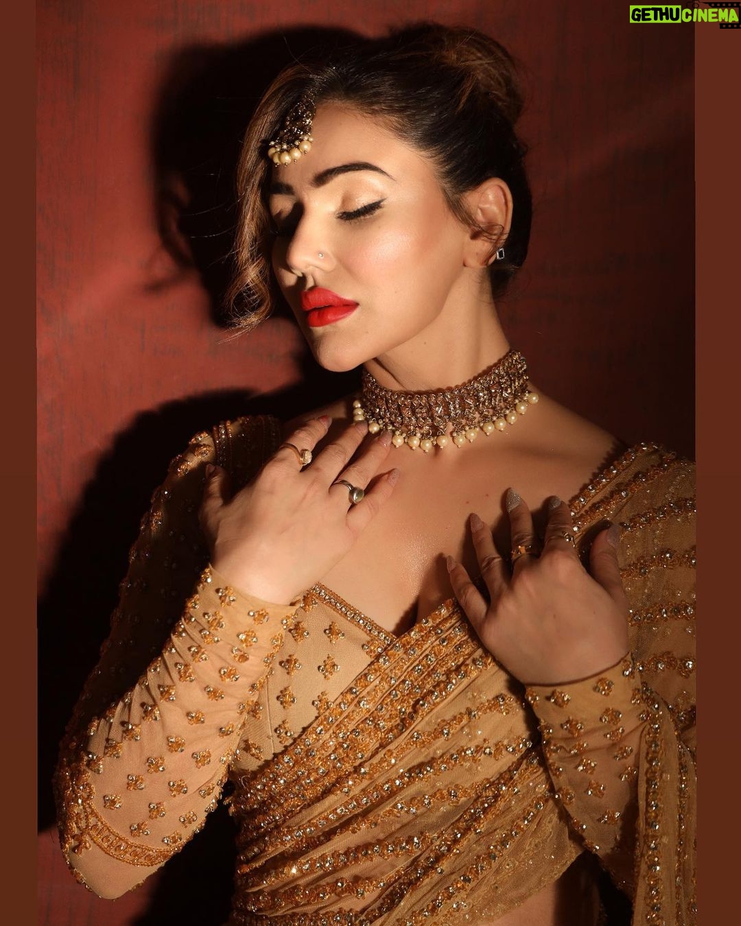 Kangna Sharma Instagram - There is you and you. This is a relationship. This is the most important relationship.” ―❤️ Designer- @kamli_fashion Clicked by - @faizialiphotography Makeup- - @makeup_asfaque Hair - @niralisoni.soni