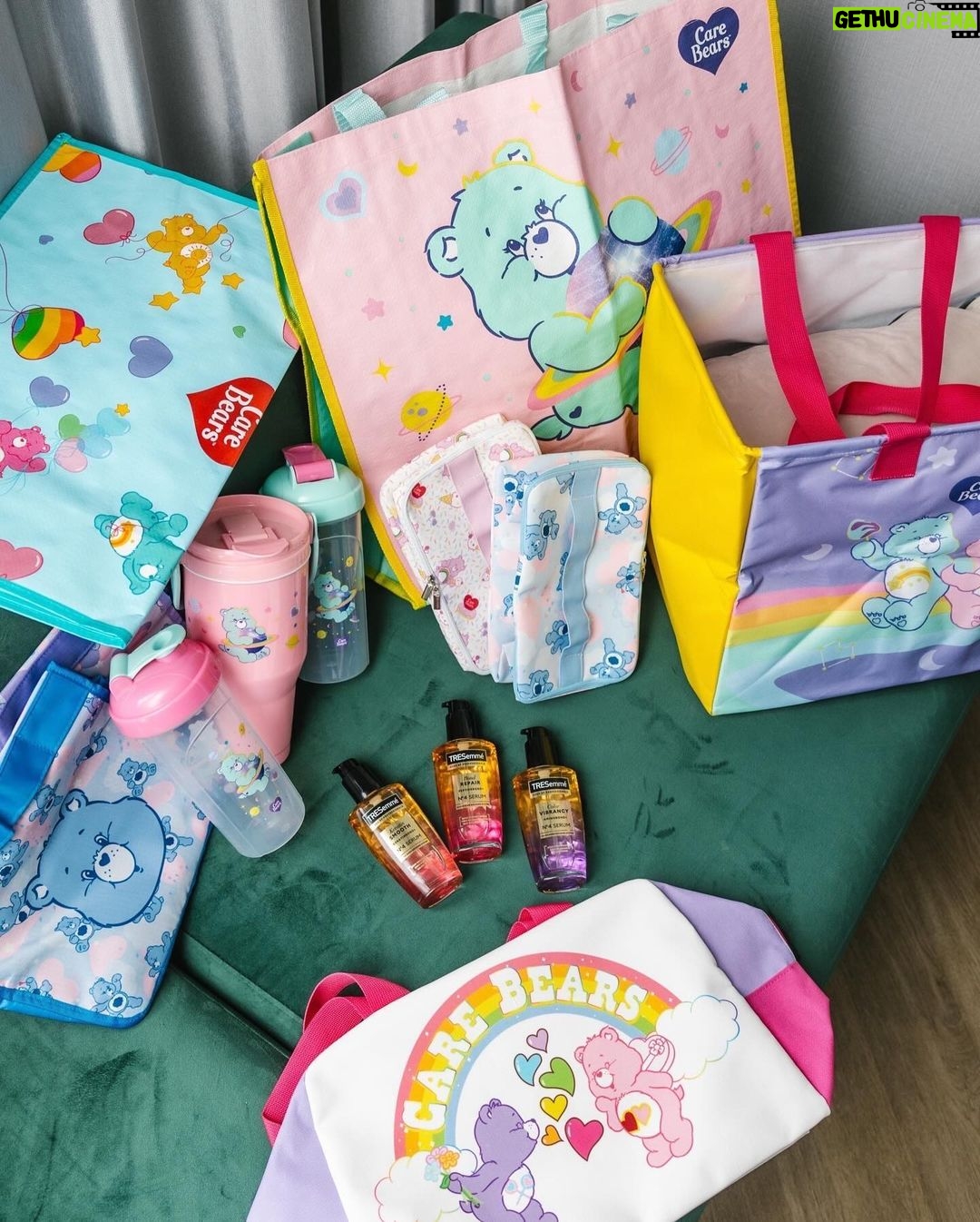 Kannarun Wongkajonklai Instagram - ปรางมีของแถมน่ารักๆ มาฝากค่าา:)) สาวก Care Bears ห้ามพลาด!!🐻❄️🐻 เตรียมสะสมไอเทม exclusive สุดคิ้วท์ จาก Unilever x Care Bears เมื่อซื้อผลิตภัณฑ์ Tresemme ครบตามยอดที่กำหนด รับฟรีไปเลยยย ช้อปด่วน!✨ เมื่อซื้อครบ 299.- 🤍Lotus’s รับฟรี! กระเป๋าลำลอง Care Bears (25 ม.ค. – 21 ก.พ.) 🩵Big C รับฟรี! กระเป๋าผ้า Care Bears มี 2 สีให้เลือกสะสม (25 ม.ค. – 14 ก.พ.) 💙Tops รับฟรี! กระบอกน้ำ Care Bears (31 ม.ค. – 27 ก.พ.) 💜The Mall รับฟรี! กระเป๋าใส่เครื่องสำอาง Care Bears (31 ม.ค. – 25 ก.พ.) 🩷ALL Online (7-Eleven) รับฟรี! กระเป๋าเครื่องสำอาง Care Bears (24 ม.ค. – 23 ก.พ.) ❤️Unileverhairthailand TikTok รับฟรี! กระเป๋าใส่อุปกรณ์อาบน้ำ Care Bears (1 ก.พ. – 29 ก.พ.) 🧡Unilever Beauty Hot Pro (Shopee & Lazada) รับฟรี! กระบอกน้ำ Care Bears (1 ก.พ. – 29 ก.พ.) 💛CJ ซื้อครบ 239.- รับฟรี! กระเป๋าช้อปปิ้ง Care Bears (25 ม.ค. – 24 ก.พ.) 💚Watsons ซื้อครบ 399.- รับฟรี! กระเป๋าใส่อุปกรณ์อาบน้ำ Care Bears (25 ม.ค. – 28 ก.พ.) 🤎Makro ซื้อครบ 499.- รับฟรี! กระเป๋า Care Bears (24 ม.ค. – 20 ก.พ.) 🩶Unilever Beauty Hot Pro (Lazada) ซื้อเซ็ตผมสวยต้อนรับวาเลนไทน์ รับฟรี! กระเป๋าใส่อุปกรณ์อาบน้ำ Care Bears (8 ก.พ. – 10 ก.พ.) #CareBearsxUnilever #CareBearsThailand #TRESemmeThailand