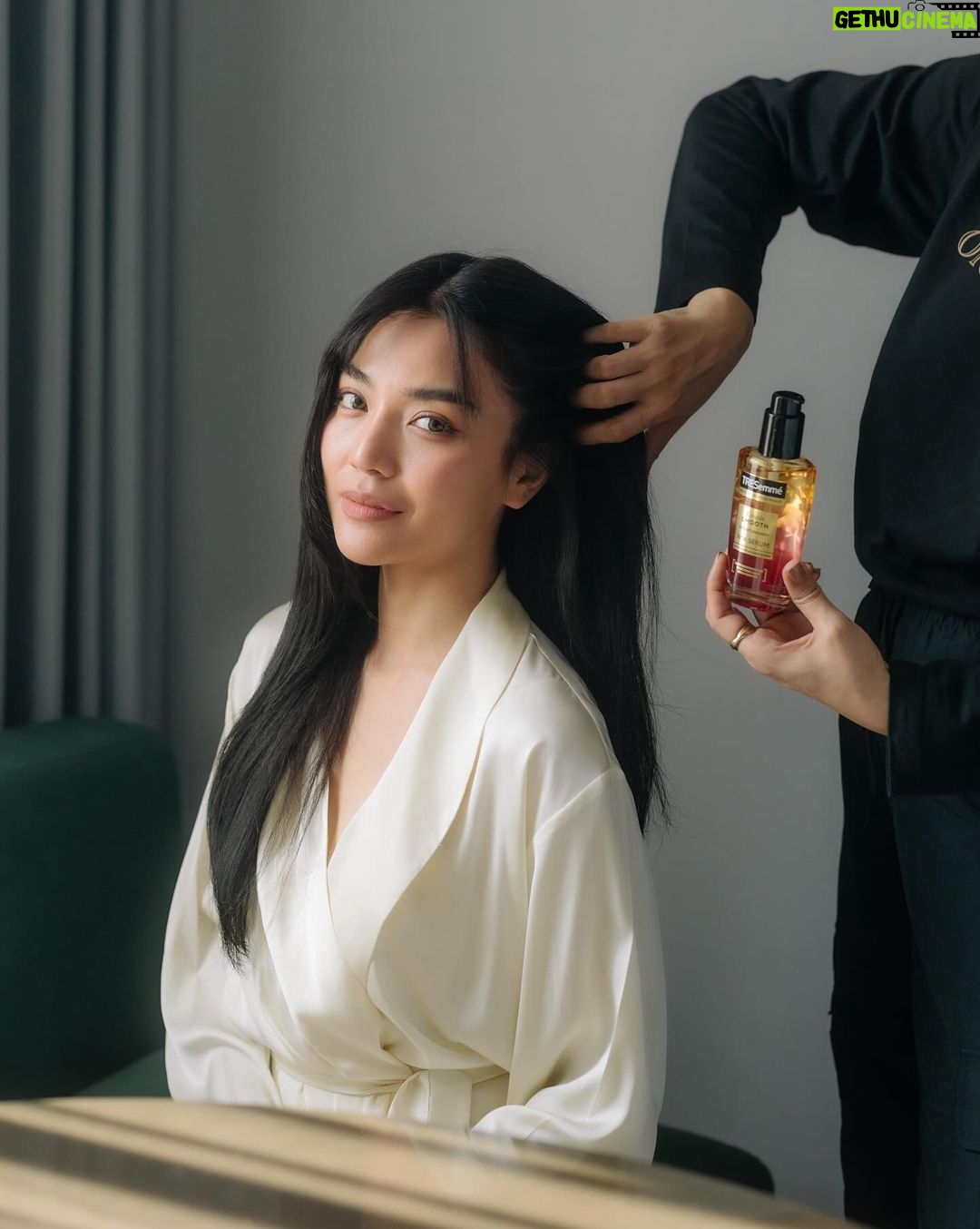 Kannarun Wongkajonklai Instagram - เคล็ดลับฟาร์มผม ผมสวยหลักล้านไม่ได้มาด้วยโชคช่วย ให้ TRESemme Oil Serum ช่วย 🐰🖤 ผมเป๊ะ จัดทรงกริบ ผสานล้านพันธะแกนผม @tresemmethailand 🛒 ช้อปเลยวันนี้ Only @Watsonsth โปรแรงสุดปัง! TRESemme ชิ้นที่ 2 แค่ 1 บาท กลับมาเล่นกับใจทุกคนแล้ว💓 ✨ช้อป TRESemme Oil Serum 1 ปั๊ม ก็ผมปั๊วะ แบบปราง ได้ที่ Watsons Online เท่านั้น 🧴ส่วนแชมพู+ครีมนวด ชิ้นที่ 2 แค่ 1 บาท ทั้งออนไลน์และหน้าร้าน 📍ไปกดเอฟ ด่วนนนน!!! ถึง 28 FEB 24 เท่านั้นน้าา #ทวงคืนผมสวยผสานล้านพันธะแกนผม #TRESemmeThailand