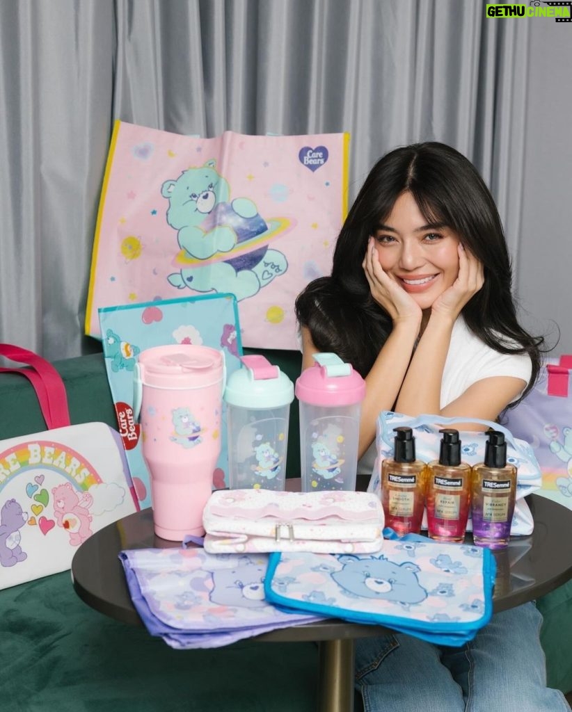 Kannarun Wongkajonklai Instagram - ปรางมีของแถมน่ารักๆ มาฝากค่าา:)) สาวก Care Bears ห้ามพลาด!!🐻‍❄️🐻 เตรียมสะสมไอเทม exclusive สุดคิ้วท์ จาก Unilever x Care Bears เมื่อซื้อผลิตภัณฑ์ Tresemme ครบตามยอดที่กำหนด รับฟรีไปเลยยย ช้อปด่วน!✨ เมื่อซื้อครบ 299.- 🤍Lotus’s รับฟรี! กระเป๋าลำลอง Care Bears (25 ม.ค. – 21 ก.พ.) 🩵Big C รับฟรี! กระเป๋าผ้า Care Bears มี 2 สีให้เลือกสะสม (25 ม.ค. – 14 ก.พ.) 💙Tops รับฟรี! กระบอกน้ำ Care Bears (31 ม.ค. – 27 ก.พ.) 💜The Mall รับฟรี! กระเป๋าใส่เครื่องสำอาง Care Bears (31 ม.ค. – 25 ก.พ.) 🩷ALL Online (7-Eleven) รับฟรี! กระเป๋าเครื่องสำอาง Care Bears (24 ม.ค. – 23 ก.พ.) ❤️Unileverhairthailand TikTok รับฟรี! กระเป๋าใส่อุปกรณ์อาบน้ำ Care Bears (1 ก.พ. – 29 ก.พ.) 🧡Unilever Beauty Hot Pro (Shopee & Lazada) รับฟรี! กระบอกน้ำ Care Bears (1 ก.พ. – 29 ก.พ.) 💛CJ ซื้อครบ 239.- รับฟรี! กระเป๋าช้อปปิ้ง Care Bears (25 ม.ค. – 24 ก.พ.) 💚Watsons ซื้อครบ 399.- รับฟรี! กระเป๋าใส่อุปกรณ์อาบน้ำ Care Bears (25 ม.ค. – 28 ก.พ.) 🤎Makro ซื้อครบ 499.- รับฟรี! กระเป๋า Care Bears (24 ม.ค. – 20 ก.พ.) 🩶Unilever Beauty Hot Pro (Lazada) ซื้อเซ็ตผมสวยต้อนรับวาเลนไทน์ รับฟรี! กระเป๋าใส่อุปกรณ์อาบน้ำ Care Bears (8 ก.พ. – 10 ก.พ.) #CareBearsxUnilever #CareBearsThailand #TRESemmeThailand