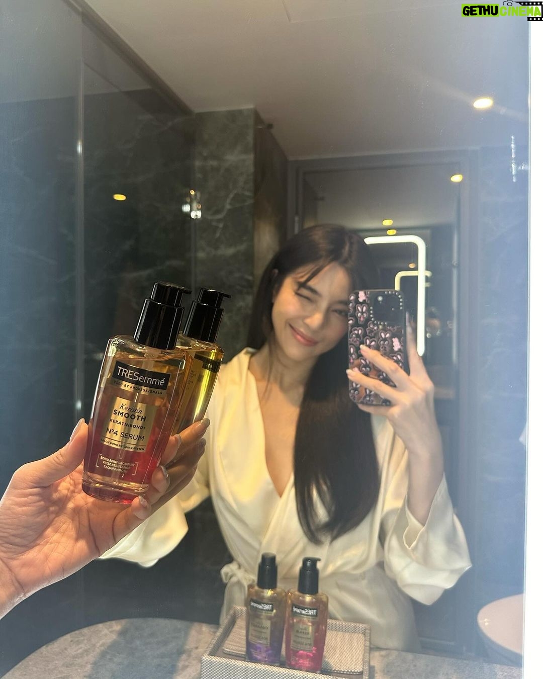 Kannarun Wongkajonklai Instagram - เคล็ดลับฟาร์มผม ผมสวยหลักล้านไม่ได้มาด้วยโชคช่วย ให้ TRESemme Oil Serum ช่วย 🐰🖤 ผมเป๊ะ จัดทรงกริบ ผสานล้านพันธะแกนผม @tresemmethailand 🛒 ช้อปเลยวันนี้ Only @Watsonsth โปรแรงสุดปัง! TRESemme ชิ้นที่ 2 แค่ 1 บาท กลับมาเล่นกับใจทุกคนแล้ว💓 ✨ช้อป TRESemme Oil Serum 1 ปั๊ม ก็ผมปั๊วะ แบบปราง ได้ที่ Watsons Online เท่านั้น 🧴ส่วนแชมพู+ครีมนวด ชิ้นที่ 2 แค่ 1 บาท ทั้งออนไลน์และหน้าร้าน 📍ไปกดเอฟ ด่วนนนน!!! ถึง 28 FEB 24 เท่านั้นน้าา #ทวงคืนผมสวยผสานล้านพันธะแกนผม #TRESemmeThailand
