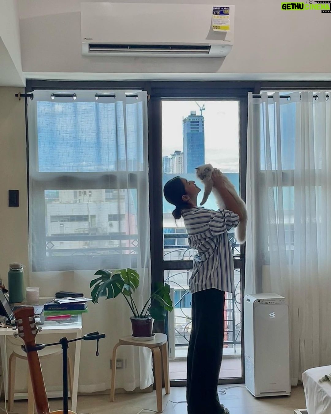 Kaori Oinuma Instagram - Having my Daikin's inverter airconditioner not only brings comfort to my space but also joy to my life. With a cool and serene environment, I can focus on my studies, embrace productivity, and relish the happiness that comes with smart investments. πβοΈ @daikinph #DaikinPH