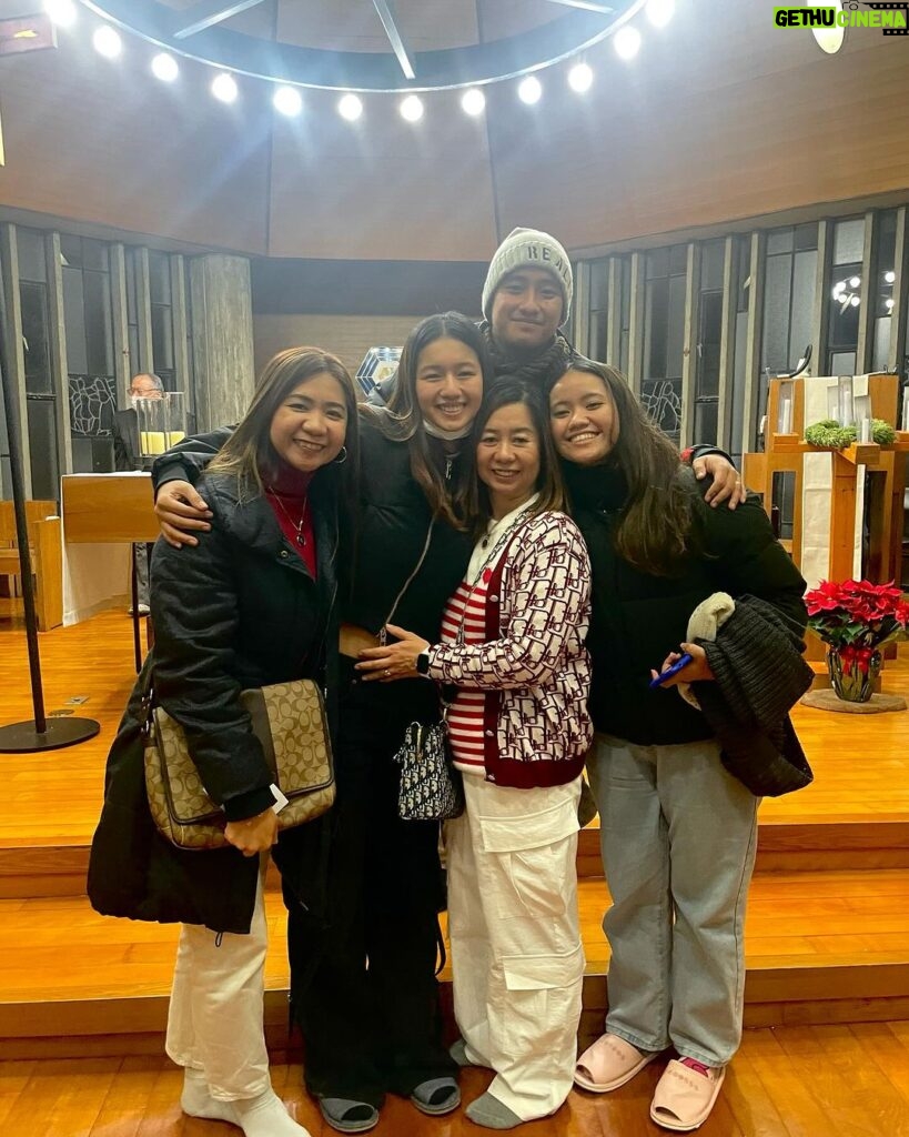 Kaori Oinuma Instagram - the gift of presence 🤍 i don’t remember exactly when was last time that we spent the Christmas together. I think 10 years before, 2013... first time namin ni mama mag Christmas without the whole family. This year, I've decided to bring my siblings with me here sa Japan, to surprise mama, and all i could think na pwede kong mabigay sa family ko is mabuo kami ngayong pasko. 3 days ago, thanks to “REWIND” premiere night, (showing na today in cinemas!!!) I was given the opportunity to reflect and realize about how short life is.🤍 kung gaano ka-importante ang presensya ng mga mahal mo at mahal ka. I used to believe na there's always time. Na mahaba pa ang oras para sa lahat ng gusto ko, for me, and for my family. But after watching the movie, nag dawn sa akin na life was truly short. I’ll never know what’s going to happen next day, sa atin, sa mga mahal natin at sa mga nagmamahal sa atin. Life is short para maging selfish sa gusto ko lang. All that I have right now, ay dahil din sa pamilya ko, at ibibigay at gagawin ko ang lahat para sa kanila. Life is short, yes, isang beses lang tayong mabubuhay sa mundong ginagalawan natin, but when we make it right and sweet, once is enough. 🤍 Sa movie may Rewind, pero in this lifetime, all we can do is to do what we love, to love, and accept love. (swipe to see my before and after #RewindExperience) Maligayang Pasko po!