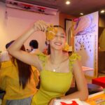 Kaori Oinuma Instagram - Nice, Ganda! day talaga kapag may #ChickenMcdo!🍗 Deserved natin ang much better kaya try niyo na rin guys 😉 Thank you @mcdo_ph for inviting me! 💛