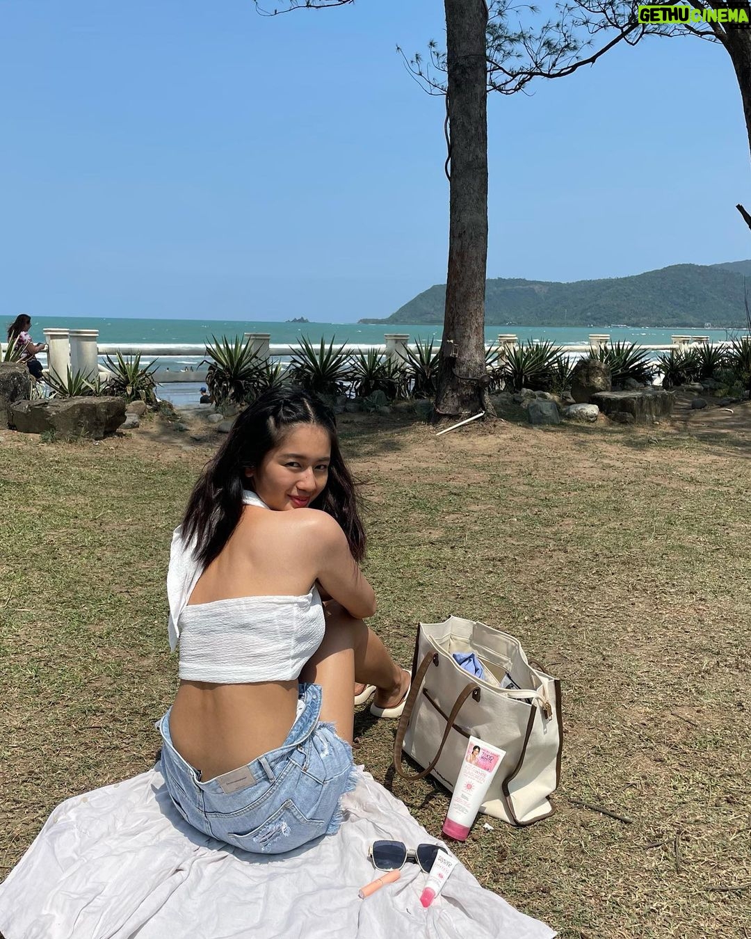 Kaori Oinuma Instagram - Busy yet extremely blessed this month! π I always seize the day with @tokyowhite.ph sunscreens! πWith SPF 50PA++++ and glowing ingredients including Glutathione, Vitamin C&E! Grab yours today! Tokyo White is available in leading online platforms, retail stores and supermarkets nationwide! π« #TokyoWhiteBestie #KaoriForTokyoWhite