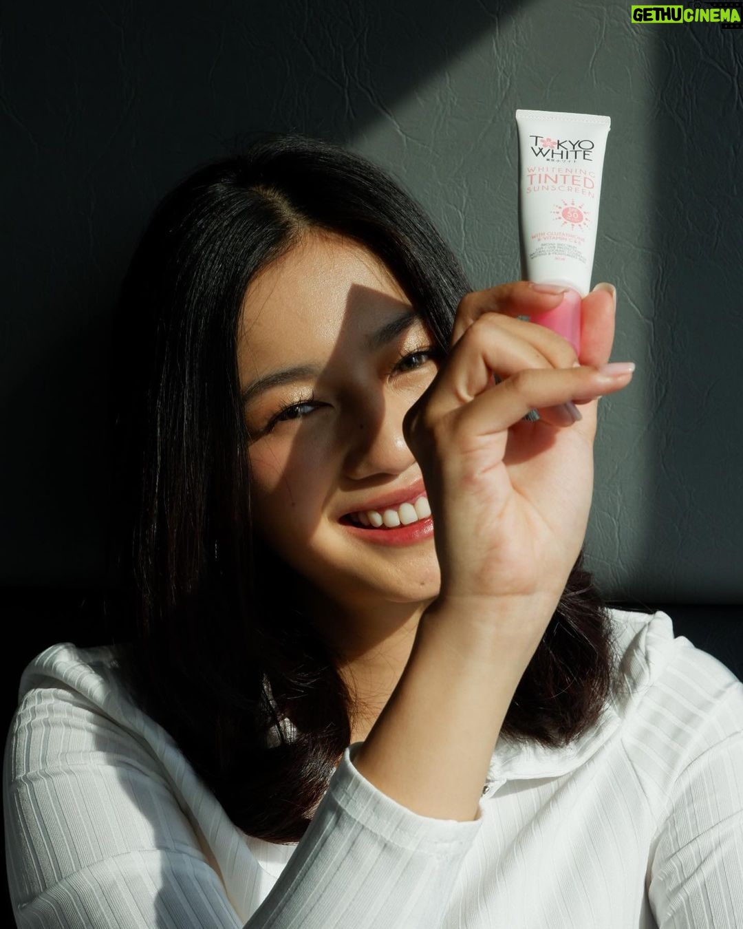 Kaori Oinuma Instagram - I never leave the house without my go-to @tokyowhite.ph Tinted Sunscreen! 👀 It’s non greasy and it leaves a natural glowing finish! It protects my skin from sun damage plus it really helps me achieve the natural no-makeup makeup look! Can’t wait for you all to try it and achieve the Tokyo White glow with me ✨🌸 #TokyoWhiteBestie #KaoriForTokyoWhite