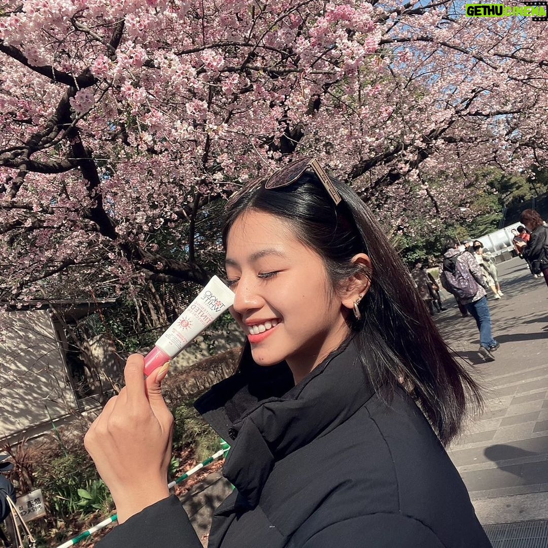 Kaori Oinuma Instagram - I never leave the house without my @tokyowhite.ph Tinted Sunscreen! 👀 It’s non greasy and it leaves a natural glowing finish! It protects my skin from sun damage plus it really helps me achieve the natural no-makeup makeup look! Can’t wait for you all to try it and achieve the Tokyo White glow with me ✨🌸 #TokyoWhiteBestie #KaoriForTokyoWhite