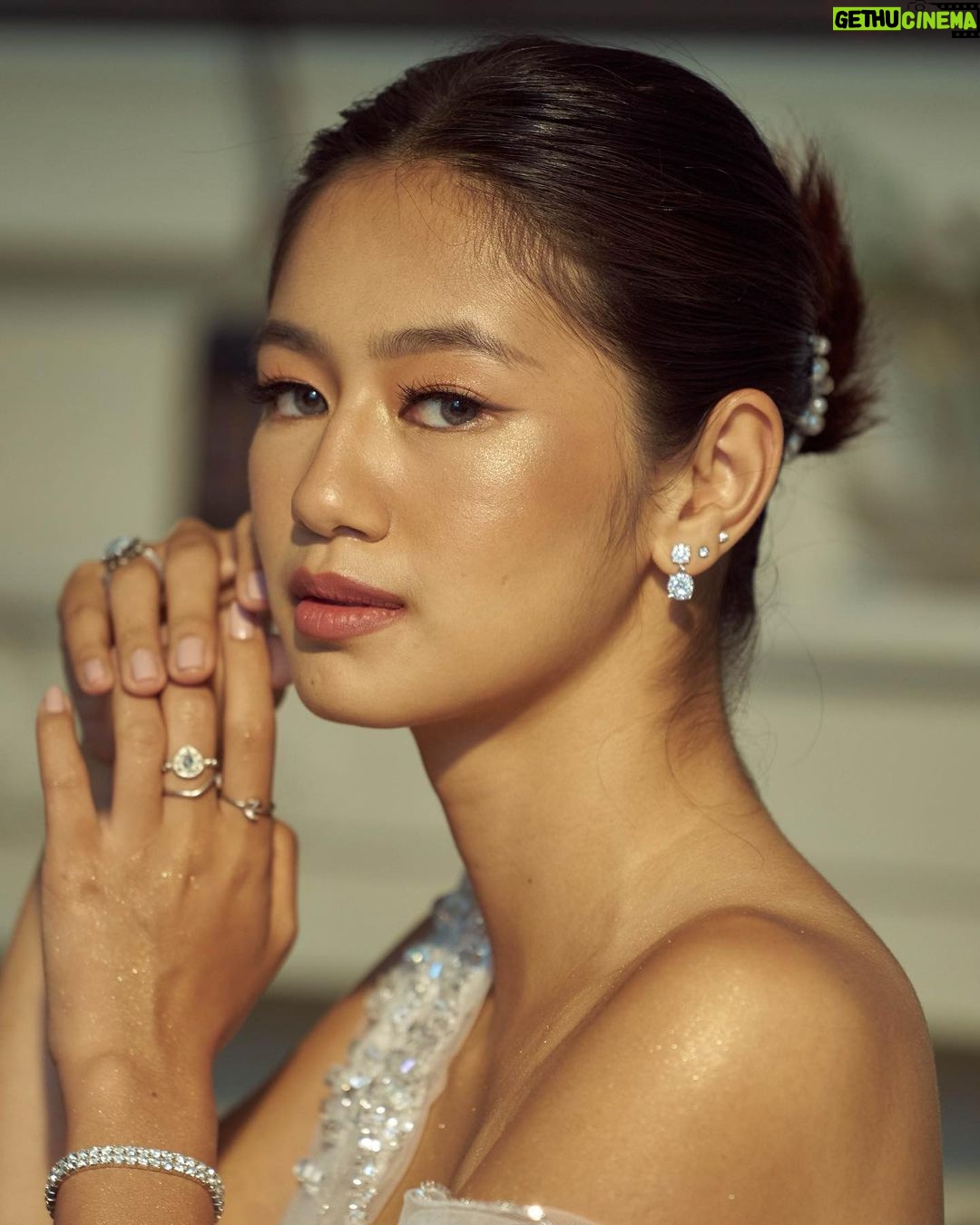 Kaori Oinuma Instagram - “love yourself girl or nobody will” a huge thanks to my team🤗🤍✨ makeup: @aronguevara_ hair: @brixbatalla stylist: @myrrhlaoto designer: @la_rosa_studio.ph minaudière: @meleandmarie nails: @extraordinail shot by: @plipfilms