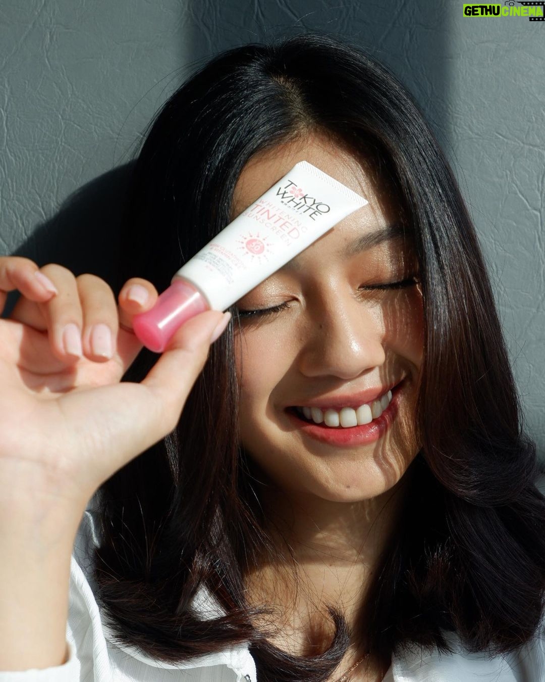 Kaori Oinuma Instagram - I never leave the house without my go-to @tokyowhite.ph Tinted Sunscreen! 👀 It’s non greasy and it leaves a natural glowing finish! It protects my skin from sun damage plus it really helps me achieve the natural no-makeup makeup look! Can’t wait for you all to try it and achieve the Tokyo White glow with me ✨🌸 #TokyoWhiteBestie #KaoriForTokyoWhite