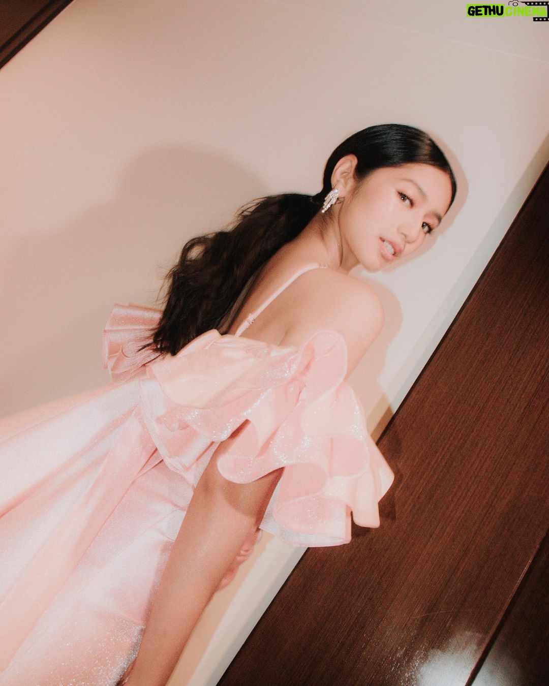 Kaori Oinuma Instagram - a magical night to remember ✨ peach gown: @lsw_ph yellow dress: @stephtancouture stylist: @myrrhlaoto assistant stylist: @edjgalang @mc.king.tosh makeup: @aronguevara_ hair: @brixbatalla nails: @extraordinail