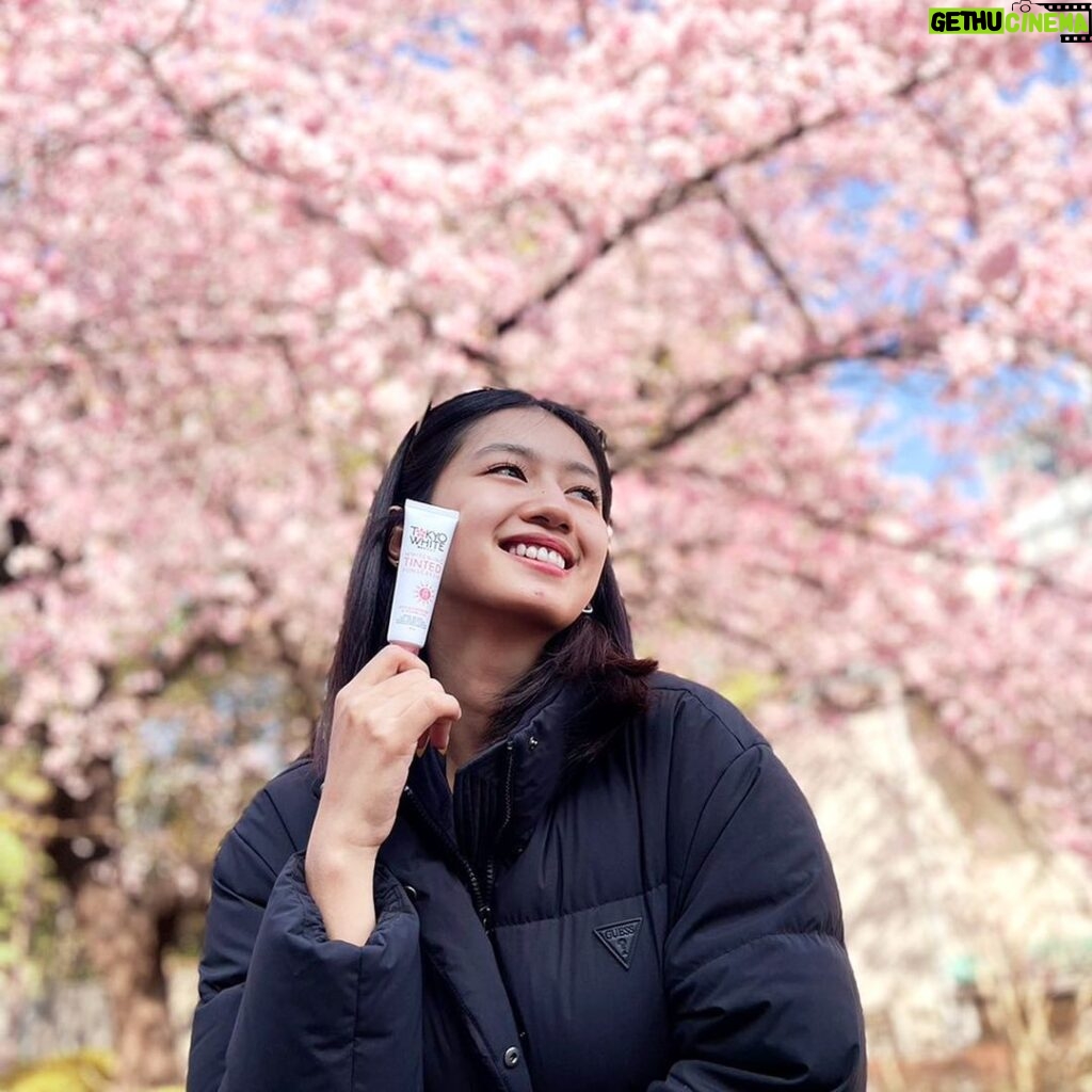 Kaori Oinuma Instagram - I never leave the house without my @tokyowhite.ph Tinted Sunscreen! 👀 It’s non greasy and it leaves a natural glowing finish! It protects my skin from sun damage plus it really helps me achieve the natural no-makeup makeup look! Can’t wait for you all to try it and achieve the Tokyo White glow with me ✨🌸 #TokyoWhiteBestie #KaoriForTokyoWhite