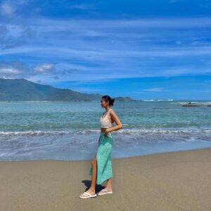 Kaori Oinuma Instagram - if i could live here 💚

used my fave sunscreen from @tokyowhite.ph 🌸