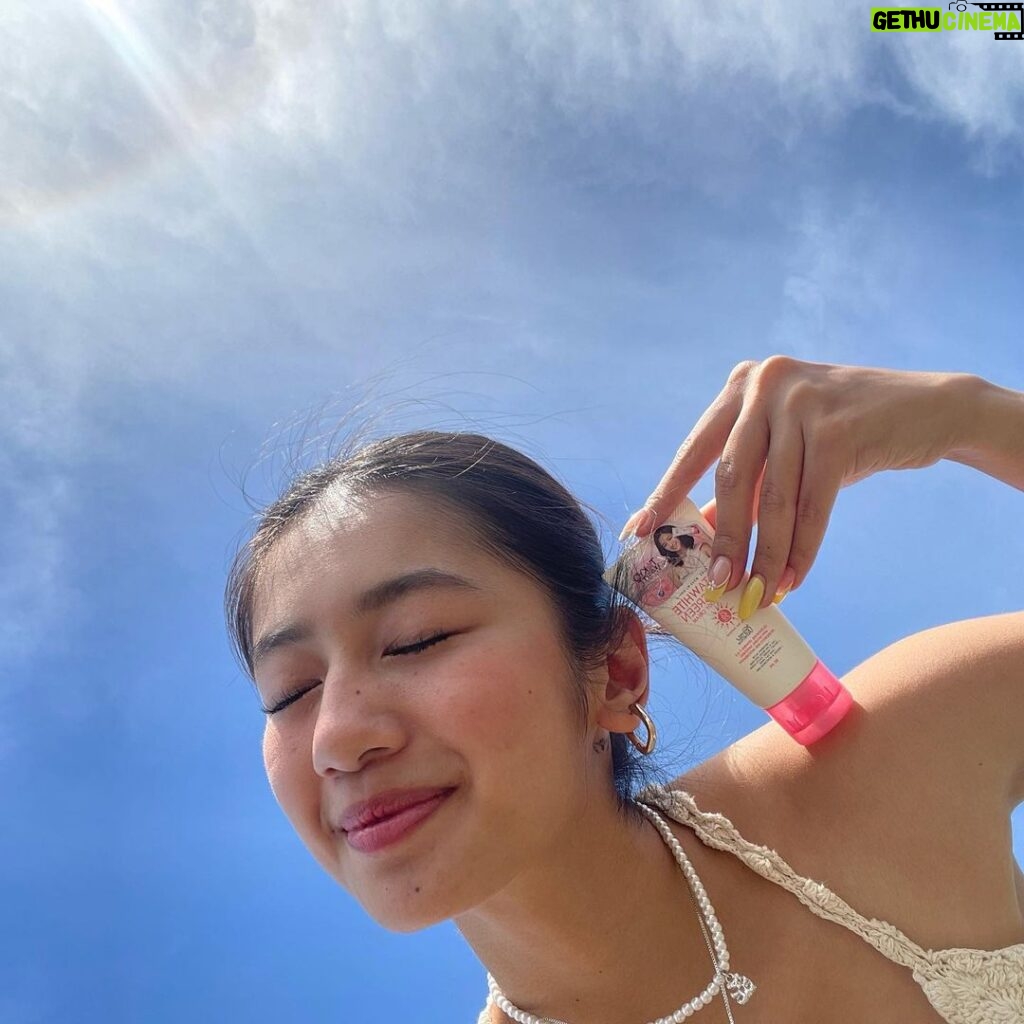 Kaori Oinuma Instagram - if i could live here 💚 used my fave sunscreen from @tokyowhite.ph 🌸