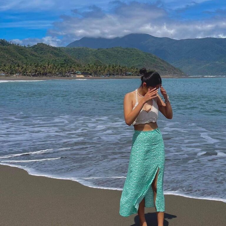 Kaori Oinuma Instagram - if i could live here 💚 used my fave sunscreen from @tokyowhite.ph 🌸