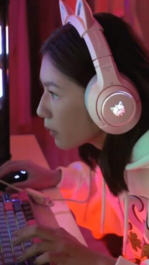 Kaori Oinuma Instagram - Love knows no limits -- this is one of my realizations from our new song “Speed of Love” #SpeedThatMovesYou Valentine’s Day Video Series with @gigidelanaofficial, @markus made with @pldthome. If you haven’t listened to it yet, check it out and I want to hear your version! Please don’t forget to tag me and @pldthome 🤗❤️