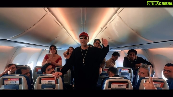 Karan Johar Instagram - Up above the world so high, that’s #YodhaTrailer in the sky!!!✈️🤩 What an absolutely thrilling day to be amongst our media fraternity and experience our trailer with them mid-air! Thank you to each and every one of you to indulge in it whole heartedly and all the love you gave to it! Yodha in cinemas March 15. @apoorva1972 @shashankkhaitan @sidmalhotra @raashiikhanna @dishapatani @sagarambre_ #PushkarOjha @primevideoin @dharmamovies @mentor_disciple_entertainment @aafilms.official @tseries.official