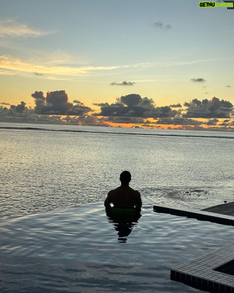 Karan Singh Grover Instagram - 🔱 Flowing in stillness. @ncstravels @radissonbluresortmaldives #radissonbluresortmaldives #bluview