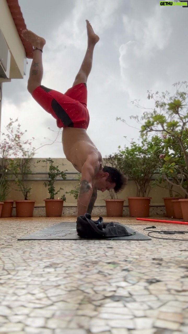 Karan Singh Grover Instagram - π± I organise in order to question. Balancing fearlessness. I seal the output of intelligence with the rhythmic tone of equality. I am guided by my own power doubled. I am the Yellow Rhythmic Warrior. Kin #136 #workout #fitness #motivation #fitnessmotivation #fit #training #health #fitfam #lifestyle #exercise #muscle #healthy #sport
