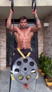 Karan Singh Grover Instagram - 🔱 Pull. #workout #fitness #motivation #fitnessmotivation #fit #training #health #fitfam #lifestyle #exercise #muscle #healthy #sport