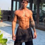 Karan Singh Grover Instagram - 🔱 Goodmorning ya’ll! Happy Sunday to us all! #dadbod #goodvibes