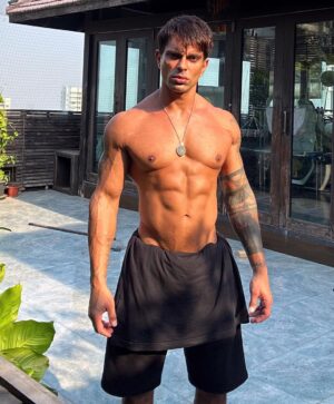 Karan Singh Grover Instagram - 🔱
Goodmorning ya’ll! Happy Sunday to us all!

#dadbod  #goodvibes