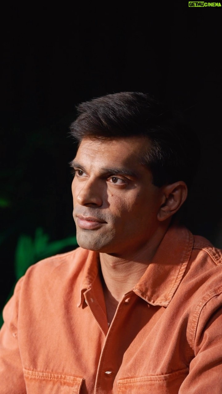 Karan Singh Grover Instagram - 🔱 Did you express your gratitude today? I pause and ask myself this whenever I get a chance, and when I express it, the spotlight always shines on me. It is the gratitude within me which keeps me going. When was the last time you expressed your gratitude? Have your magical experiences with a 120Hz 3D Curved Display, and Night Portrait with Aura Light feature in the all-new vivo V27! Buy the #TheSpotlightPhone now, head to vivo India Page #DelightEveryMoment #vivoV27