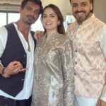 Karan Singh Grover Instagram - 🔱 Eid Mubarak! Thank you Khans for the feast and the love and the joy! @ayazkhan701 and @jannatkhan1618 #dua and Mom! Thank you for all the fun! @bipashabasu @vivanbhathena_official @nikhilapalat @supratik_roy_ @neelamkotharisoni @preetikmirchandani @nikhilmmirchandani @thegakhal