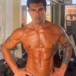 Karan Singh Grover Instagram - 🔱 Step 1 - Show up everyday Step 2 - Show up everyday Step 3 - Show up everyday #workout #fitness #motivation #fitnessmotivation #fit #training #health #fitfam #lifestyle #exercise #muscle #healthy #sport