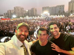 Karan Singh Grover Instagram - 🔱
Thank you DAV for an acre full of love!!!
Immense Gratitude!
4 days to go!
#fighter25jan2024 
#fighter 
#fighterforever 

@hrithikroshan @deepikapadukone @anilskapoor @S1danand #KevinVaz @ajit_andhare @mamtaanand10_10 @ramonchibb @ankupande @vishaldadlani @shekharravjiani  @akshay0beroi @viacom18studios @marflix_pictures @tseries.official #FighterMovie