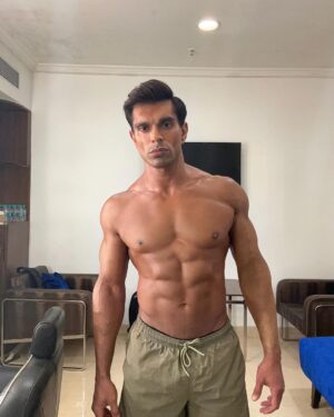 Karan Singh Grover Instagram - 🔱
#fighter #bts #heerasmaani