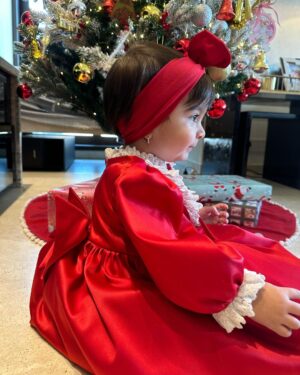 Karan Singh Grover Instagram - This Christmas Santa has a new helper who brings with her the gift of joy and love for all❤️🧿
Merry Christmas ❤️
