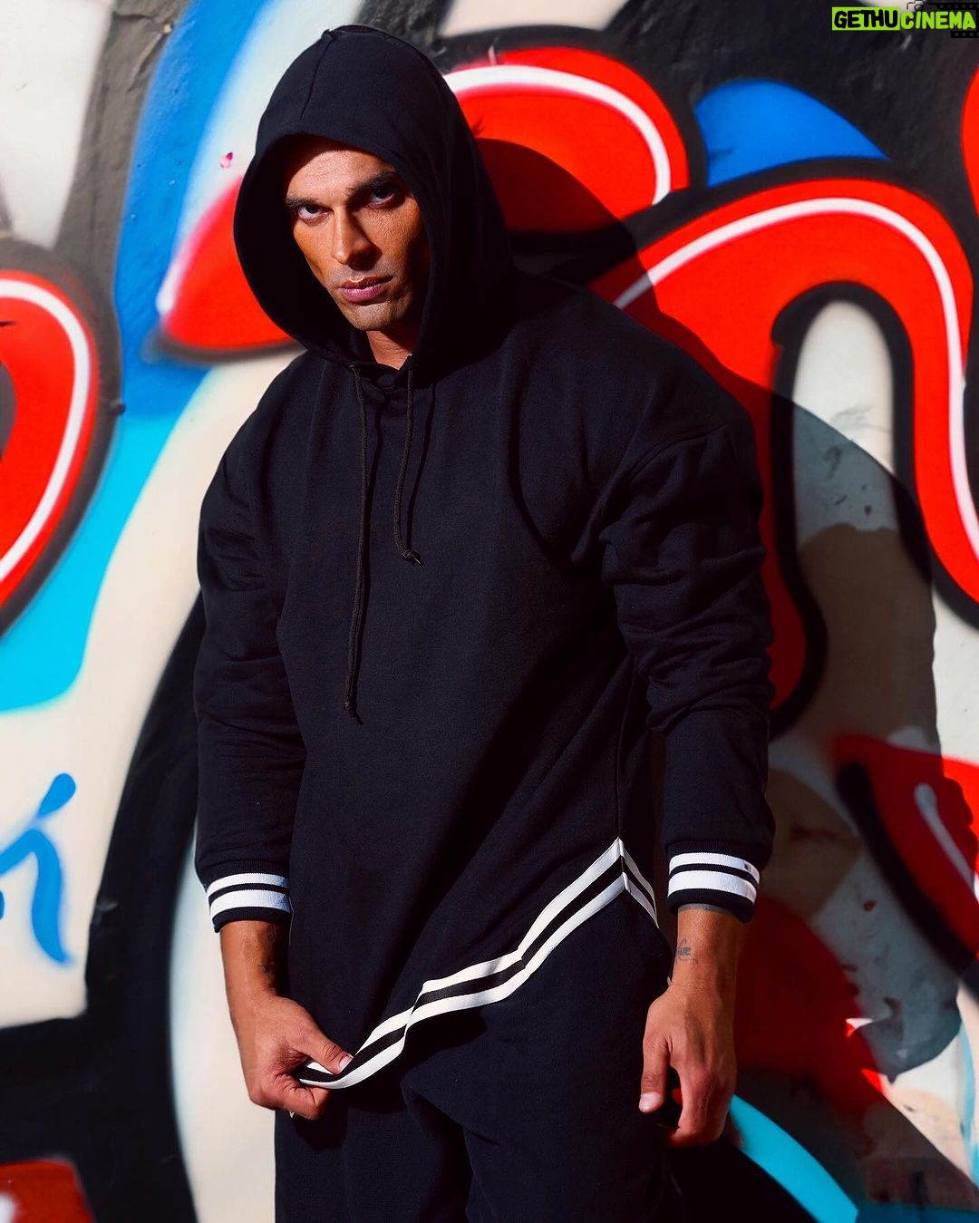 Karan Singh Grover Instagram - 🔱 This Xmas , go no where else but Gritstones.com for the warmest collection of Printed Sweaters and Hoodies! Use my code “Karan” to get additional 20% off! Shop now only @gritstonesofficial !
