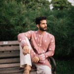 Karan Tacker Instagram - Feeling Festive 🪷 —————— 🧨 @manishmalhotra05 @manishmalhotraworld 📸 @bharat_rawail 🎨 @sachin_ghankutkar