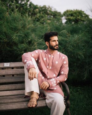 Karan Tacker Instagram - Feeling Festive 🪷
——————
🧨 @manishmalhotra05  @manishmalhotraworld 
📸 @bharat_rawail 
🎨 @sachin_ghankutkar