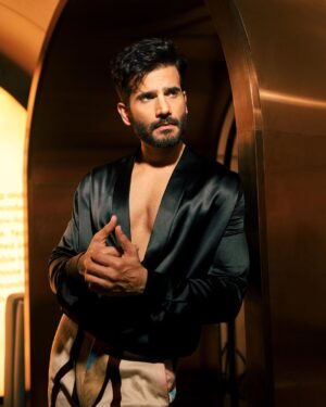 Karan Tacker Instagram - Dressed for the Best, GQ, ‘bout last night🥂
Outfit @anamikakhanna.in 
Shoes @louboutinworld 
Styled @rahulvijay1988 
Photos @onegreymood 
HMU @sachin_ghankutkar