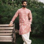 Karan Tacker Instagram - Feeling Festive 🪷 —————— 🧨 @manishmalhotra05 @manishmalhotraworld 📸 @bharat_rawail 🎨 @sachin_ghankutkar