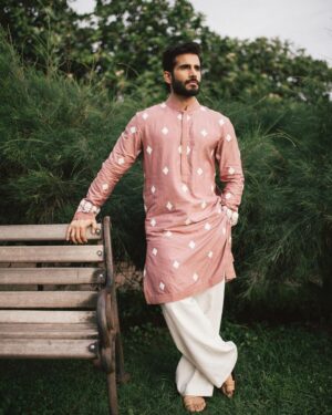 Karan Tacker Instagram - Feeling Festive 🪷
——————
🧨 @manishmalhotra05  @manishmalhotraworld 
📸 @bharat_rawail 
🎨 @sachin_ghankutkar