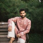Karan Tacker Instagram - Feeling Festive 🪷 —————— 🧨 @manishmalhotra05 @manishmalhotraworld 📸 @bharat_rawail 🎨 @sachin_ghankutkar