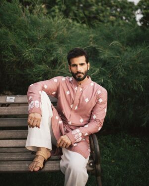 Karan Tacker Instagram - Feeling Festive 🪷
——————
🧨 @manishmalhotra05  @manishmalhotraworld 
📸 @bharat_rawail 
🎨 @sachin_ghankutkar