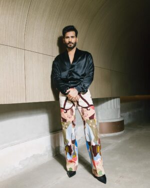 Karan Tacker Instagram - Dressed for the Best, GQ, ‘bout last night🥂
Outfit @anamikakhanna.in 
Shoes @louboutinworld 
Styled @rahulvijay1988 
Photos @onegreymood 
HMU @sachin_ghankutkar