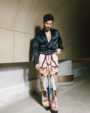 Karan Tacker Instagram - Dressed for the Best, GQ, ‘bout last night🥂
Outfit @anamikakhanna.in 
Shoes @louboutinworld 
Styled @rahulvijay1988 
Photos @onegreymood 
HMU @sachin_ghankutkar