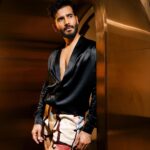 Karan Tacker Instagram - Dressed for the Best, GQ, ‘bout last night🥂 Outfit @anamikakhanna.in Shoes @louboutinworld Styled @rahulvijay1988 Photos @onegreymood HMU @sachin_ghankutkar