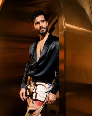 Karan Tacker Instagram - Dressed for the Best, GQ, ‘bout last night🥂
Outfit @anamikakhanna.in 
Shoes @louboutinworld 
Styled @rahulvijay1988 
Photos @onegreymood 
HMU @sachin_ghankutkar