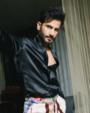 Karan Tacker Instagram - Dressed for the Best, GQ, ‘bout last night🥂
Outfit @anamikakhanna.in 
Shoes @louboutinworld 
Styled @rahulvijay1988 
Photos @onegreymood 
HMU @sachin_ghankutkar