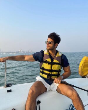 Karan Tacker Instagram - ⛵️
#SailingLessons #Sunday