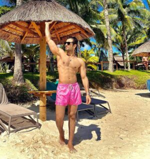 Karan Tacker Instagram - Fuelled by solar power🔋
————
@trouauxbichesbeachcomber 
@pickyourtrail 
#mauritius #mauritiusnow #beach #sun #love #life #mondaymotivation #fitness #travel