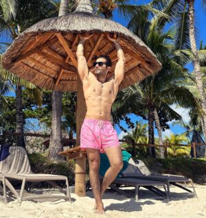 Karan Tacker Instagram - Fuelled by solar power🔋
————
@trouauxbichesbeachcomber 
@pickyourtrail 
#mauritius #mauritiusnow #beach #sun #love #life #mondaymotivation #fitness #travel