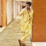 Karan Tacker Instagram - Wondering where my biryanis coming from🍛!!!! #EidMubarak 👕 @theblues.sehgalbros Delhi, India